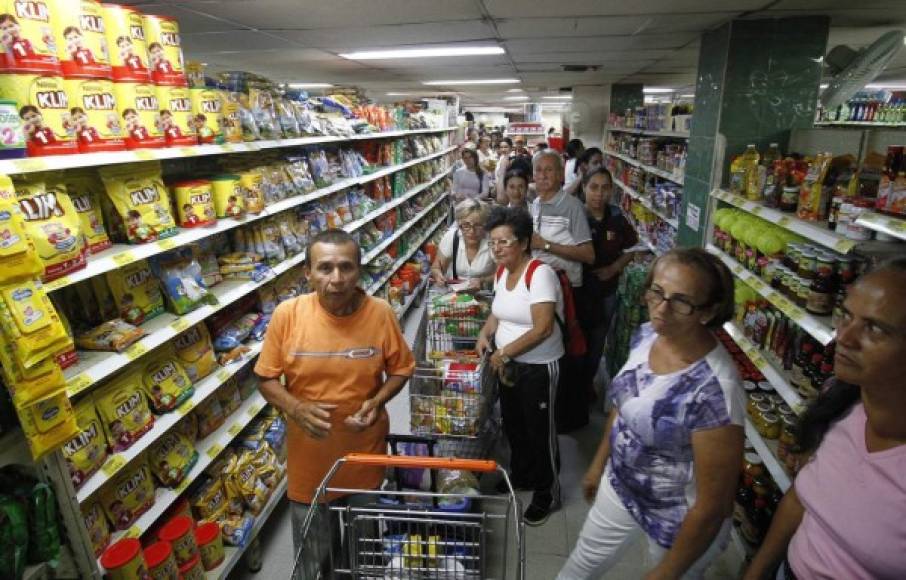 Al cierre de la jornada, la directora de la Federación Nacional de Comerciantes en Norte de Santander, Gladys Navarro, dijo que 'lo que vendió el comercio en la ciudad(Cúcuta) fue tres veces de lo que puede estar vendiendo en un día domingo normal' en el que solo se abastece al 'mercado local'.