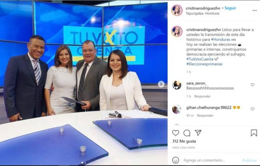 Cristina Rodríguez junto al equipo de Televicentro.