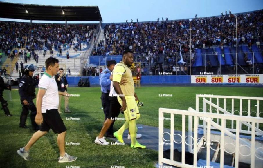 Bodden tuvo que ser sujetado y llevado a la fuerza al camerino para que no siguiera la bronca.