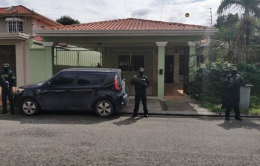 Las autoridades decomisaron en ese momento 10 kilos de cocaína que habían sido producidos en un pequeño espacio de una residencial, alquilada a dos supuestos miembros de la Mara Salvatrucha-13 que fueron capturados en el lugar de allanamiento.