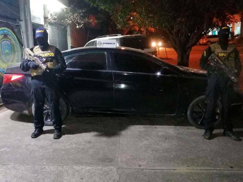 <b><span class=mln_uppercase_mln>Evidencia.</span></b> Dipampco les decomisó un carro a los detenidos.