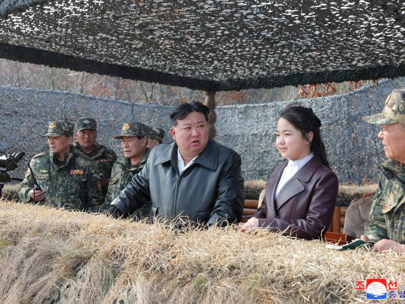 Kim Jong Un supervisó, junto a su hija, maniobras militares del ejército norcoreano el fin de semana.