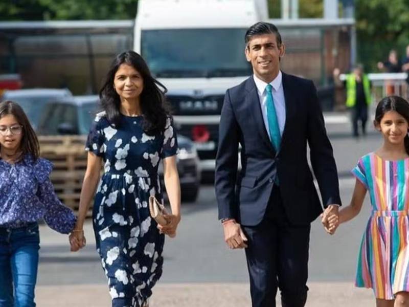 Akshata Murty, esposa del nuevo líder del Partido Conservador y primer ministro en ciernes del Reino Unido Rishi Sunak, es una diseñadora y heredera de un imperio empresarial en la India envuelta en una polémica sobre un estatuto fiscal que le permitía no pagar impuestos sobre sus millonarios dividendos.