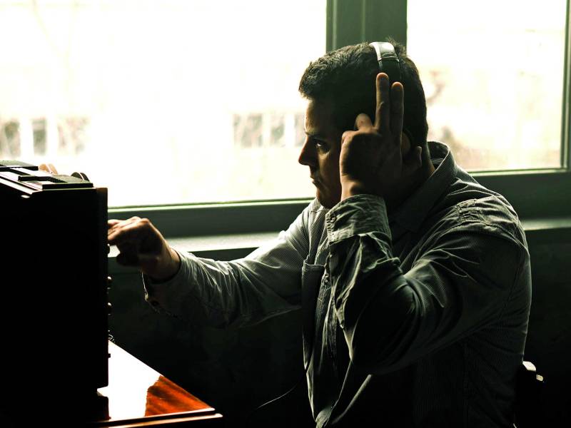 Un agente realiza la intervención de un teléfono móvil como parte de una investigación.