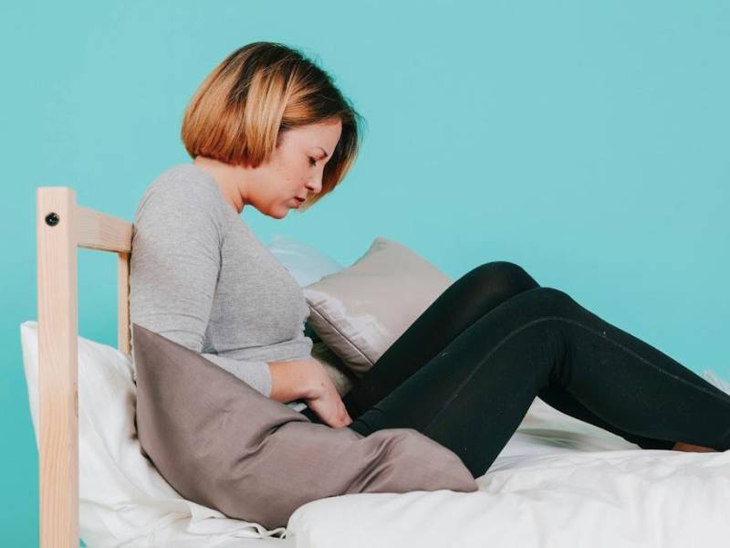 Los especialistas recomiendan prestar atención a los dolores abdominales leves.