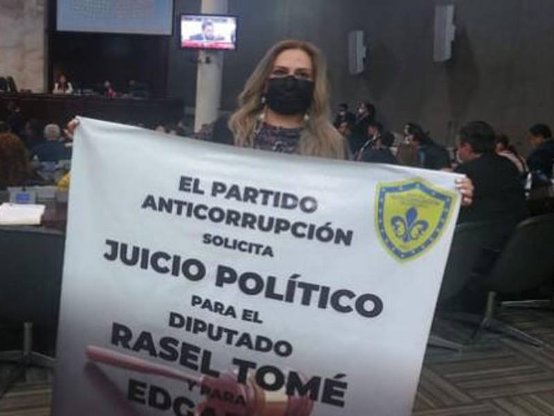 La parlamentaria del PAC sostiene una pancarta pidiendo juicio político contra dos diputados de Libre por su inclusión en la Lista Engel.