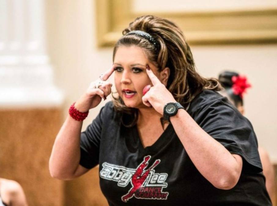 La popular instructora de danza y conductora del reality show “Dance Moms” Abby Lee Miller del canal TLC ha vivido los peores años de su vida, luego de haber enfrentado la cárcel y sufrir cáncer.