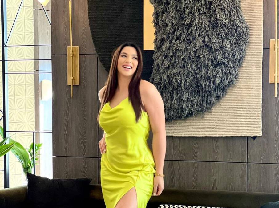La guapa presentadora de televisión hondureña, Carolina Lanza, sorprendió a este sábado a sus miles seguidores en las redes sociales. 