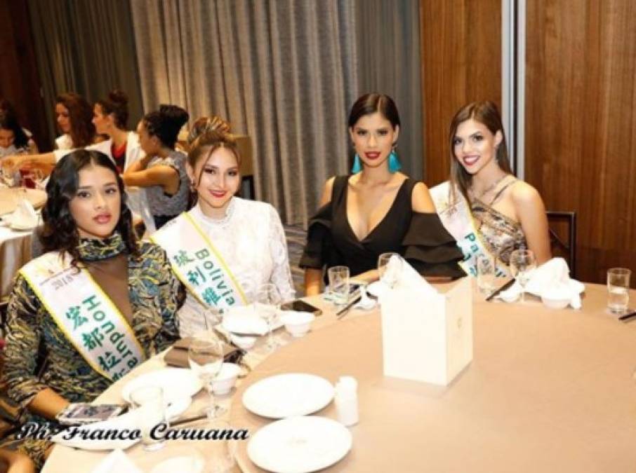 <br/>Scarlett ha desarrollado una fuerte amistad con las representantes de México, Bolivia, Paraguay, a quienes llama 'Mi escuadrón'.<br/>