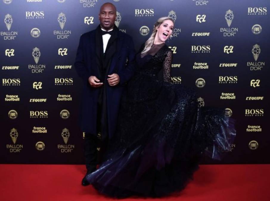 El exjugador marfileño Didier Drogba apareció en la Alfombra Roja acompañado por Sandy Heribert, la periodista francesa que presentará el Balón de Oro.