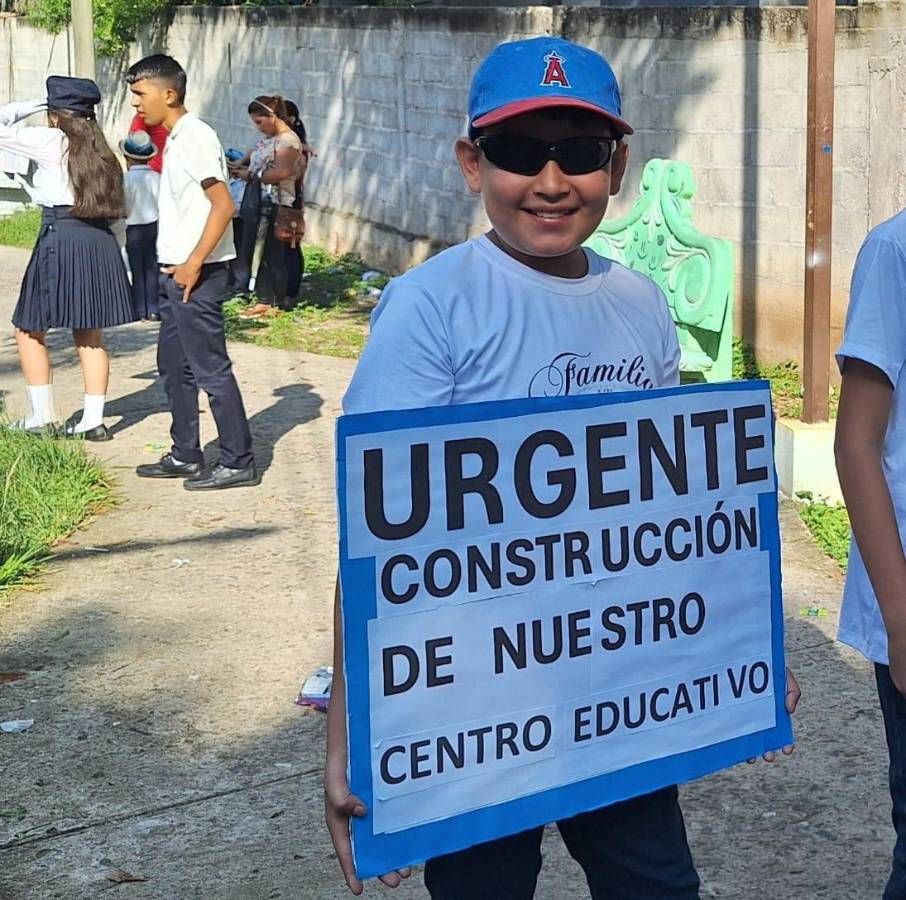 Estudiantes del centro educativo Pablo Pérez Murillo, además de marchar el 15 de septiembre por la Independencia, protestaron exigiendo que les reconstruyan su escuela.
