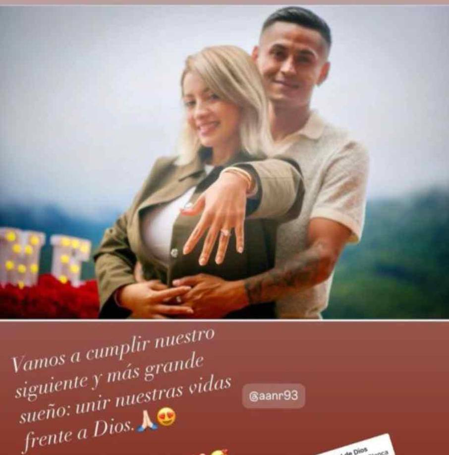 La chica compartió la foto con Andy Najar en donde presume el anillo recibido. 