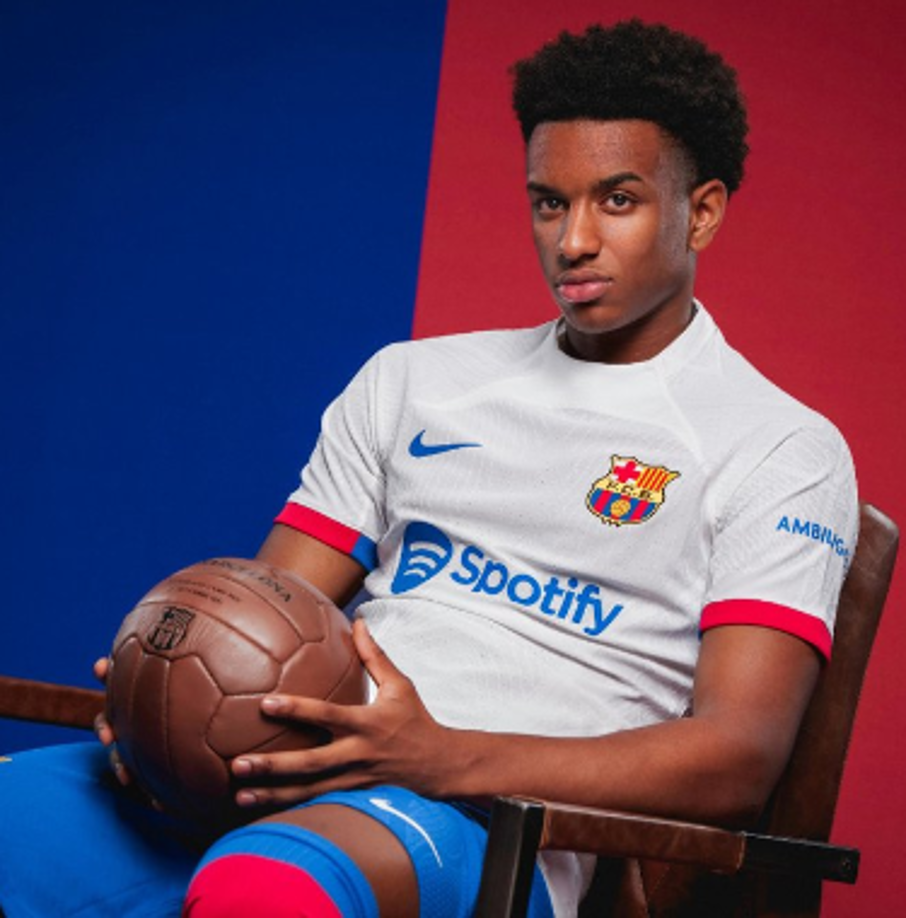 La camiseta ha causado revuelo por su color, ya que no es común para el equipo, por ser el oficial de su máximo rival.