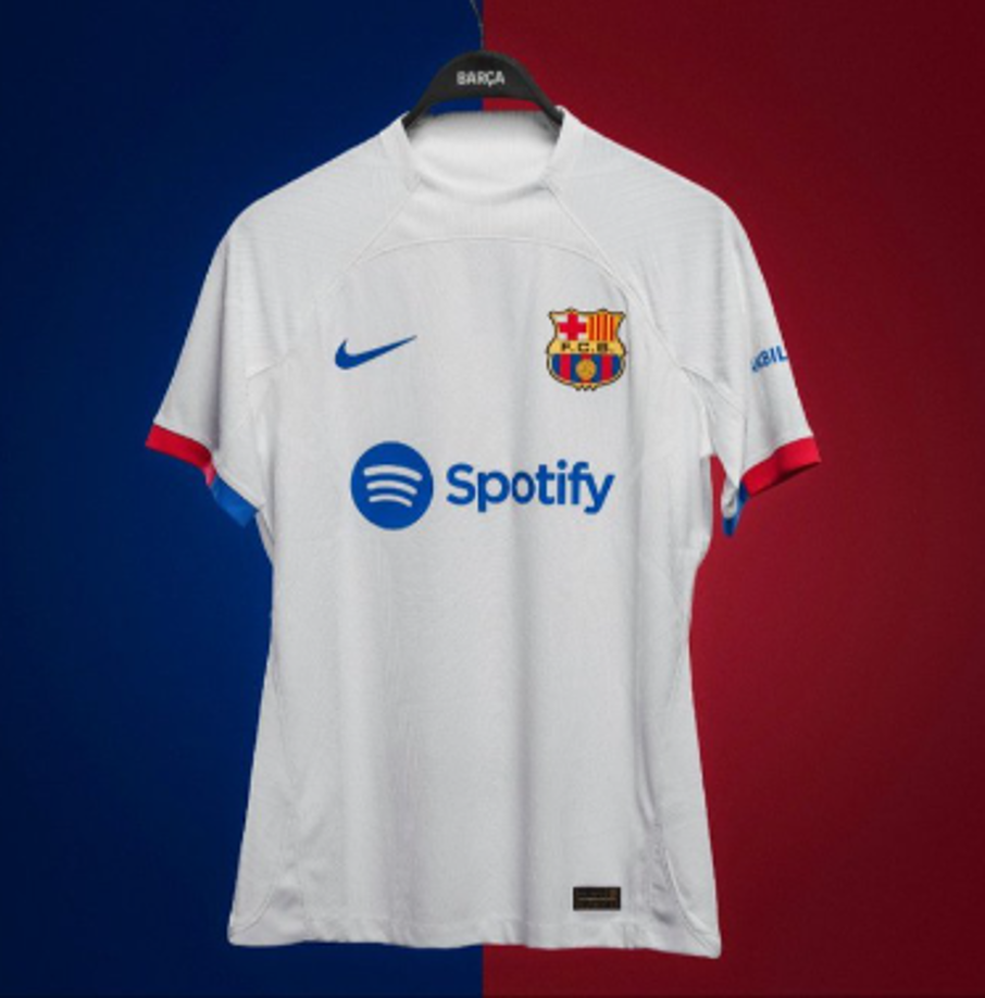 La nueva camiseta del conjunto azulgrana ha causado gran revuelo en las redes sociales, en donde la relacionan con la del Real Madrid, su máximo rival.