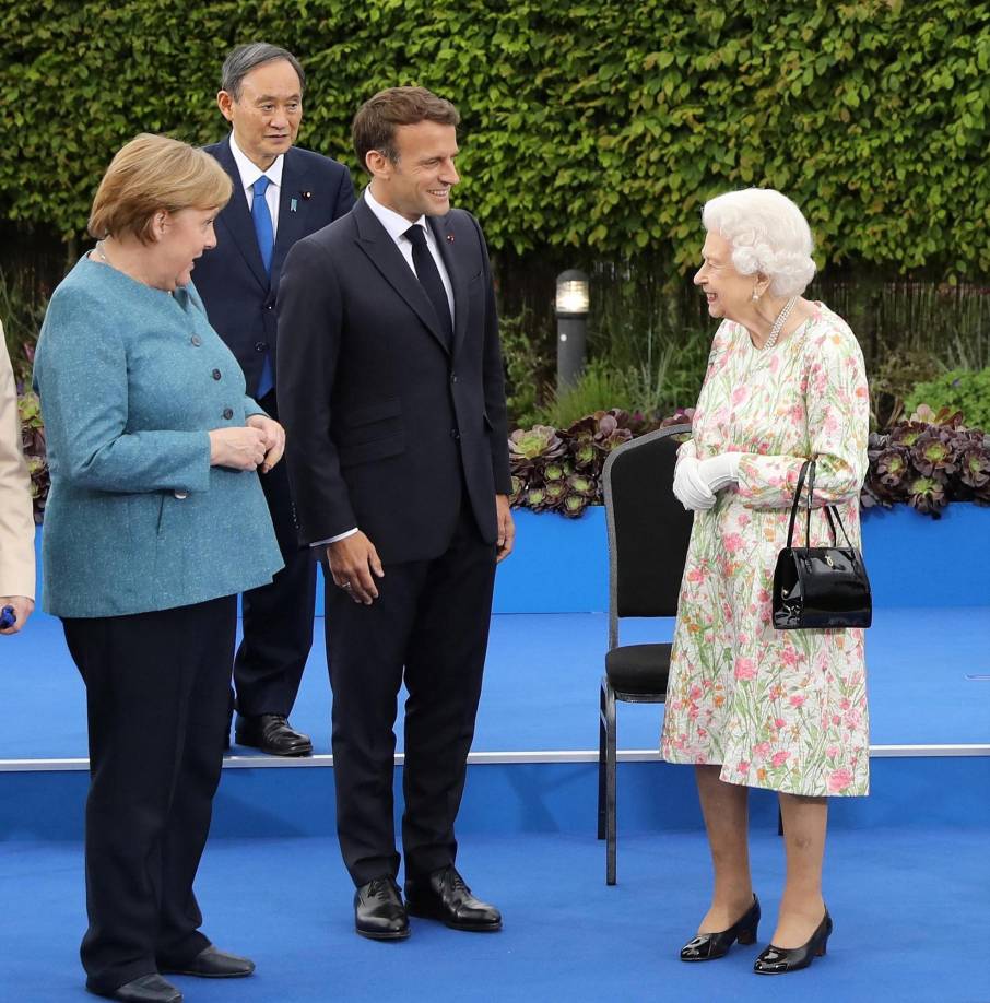 El presidente francés, Emmanuel Macron, rindió homenaje a Isabel II, a la que describió como “una amiga de Francia, una reina de corazón” que “marcó su país y su siglo para siempre”.