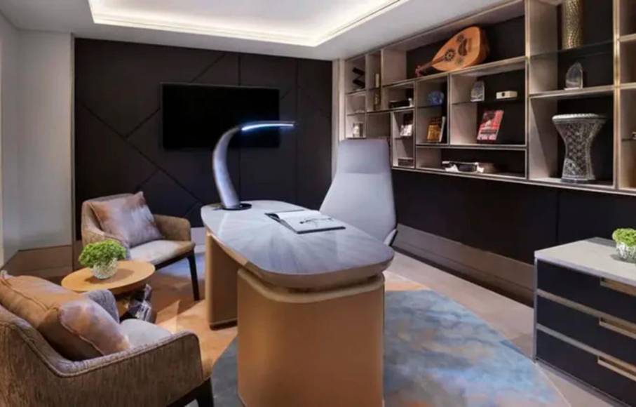 El hotel Four Seasons destaca de su suite real las <b>“vistas incomparables de Riad”</b> y la describe así: “Nuestra nueva suite de dos pisos nueva abarca los pisos 48 y 50 del hotel, con una sala de estar altísima, una oficina privada, un comedor y una sala multimedia”.