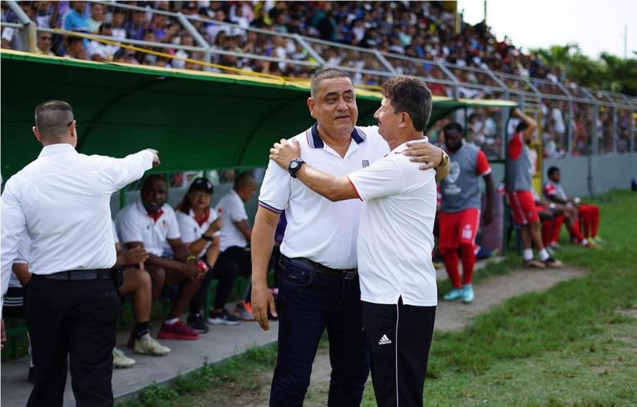 El saludo de Jhon Jairo López y Mauro Reyes antes del inicio del partido en el estadio Humberto Micheletti.