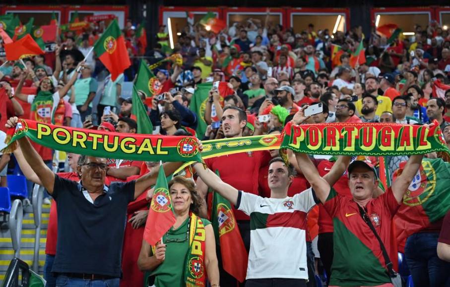 Aficionados de Portugal llegaron en buena cantidad para apoyar a su selección.