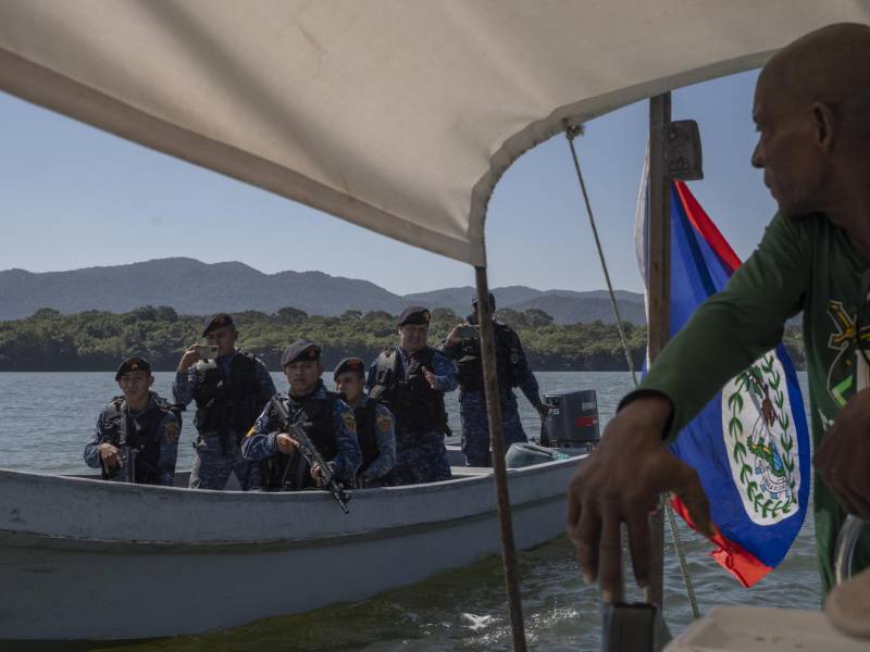 Personal militar guatemalteco (izq.) confronta a Voluntarios Territoriales Beliceños en el Río Sarstún este mes.