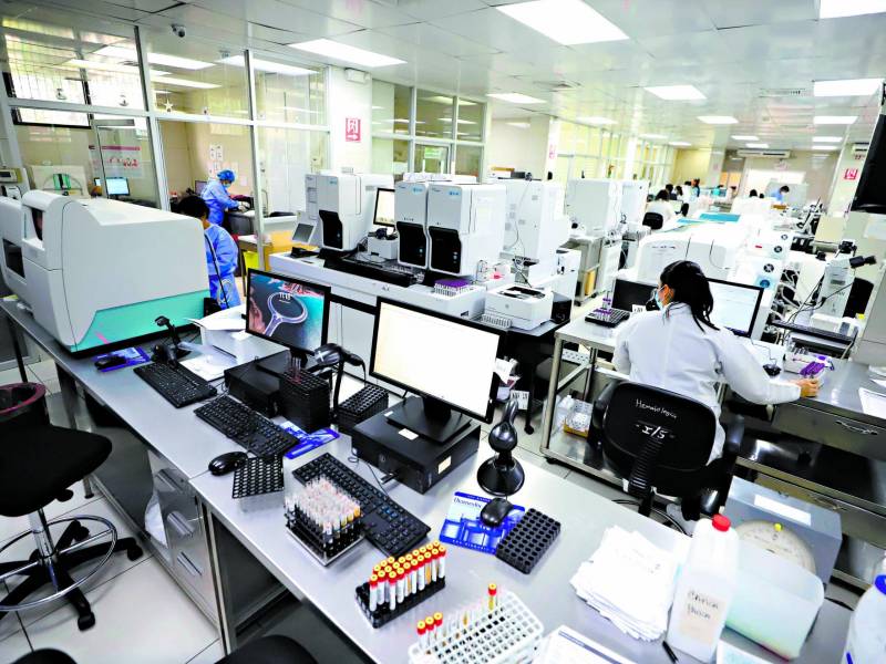 La sala del laboratorio clínico del Seguro Social.