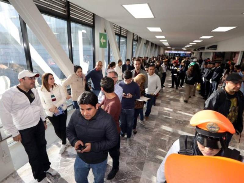 Personas hacen fila para poder ejercer su voto en México. Foto: Reforma