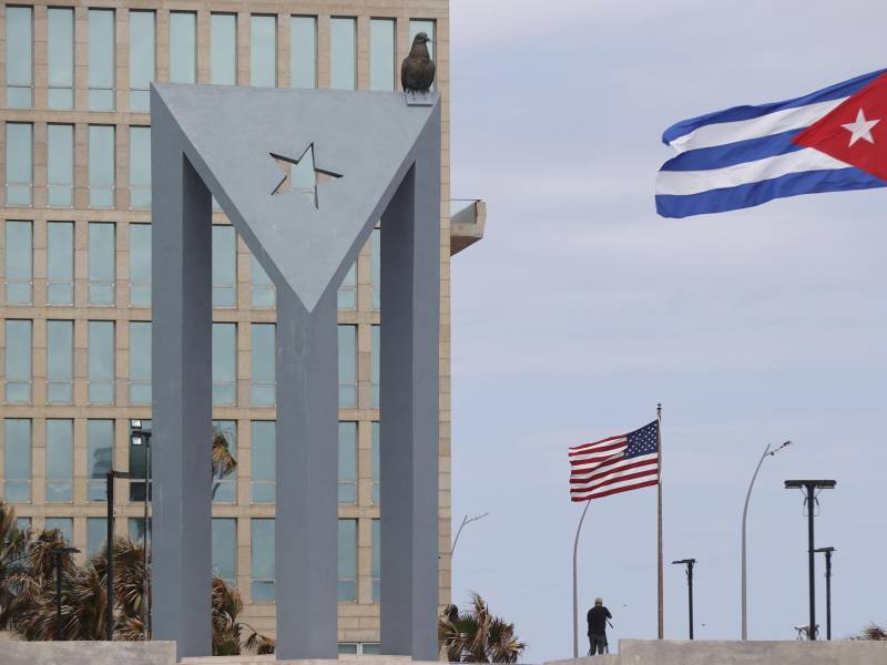 Fotografía de archivo que muestra la fachada de la embajada de Estados Unidos, en La (Habana). EFE/ Ernesto Mastrascusa