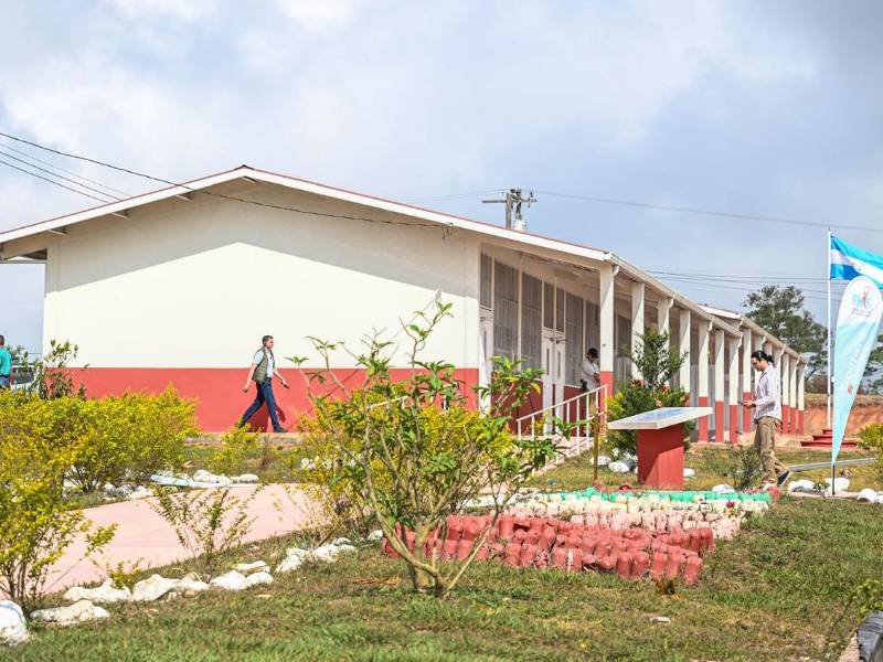 Otra de las escuelas inauguradas por Xiomara Castro.