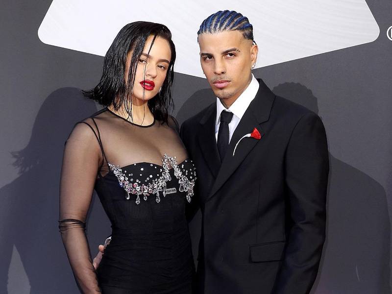 Rosalía y Rauw Alejandro después de dos años de noviazgo y un anillo de compromiso, anunciaron su separación en julio de 2023. En los medios surgieron diversas teorías sobre la causa de su ruptura. Primero fueron los rumores de una infidelidad por parte de él con la modelo Valeria Duque, que luego se esfumaron cuando la cantante española fue captada de manera romántica hace unas semanas con el actor Jeremy Allen White, poniendo fin a las esperanzas de los fans de una posible reconciliación con Rauw, quien ya borró fotos y videos de su relación con ella en sus redes sociales.