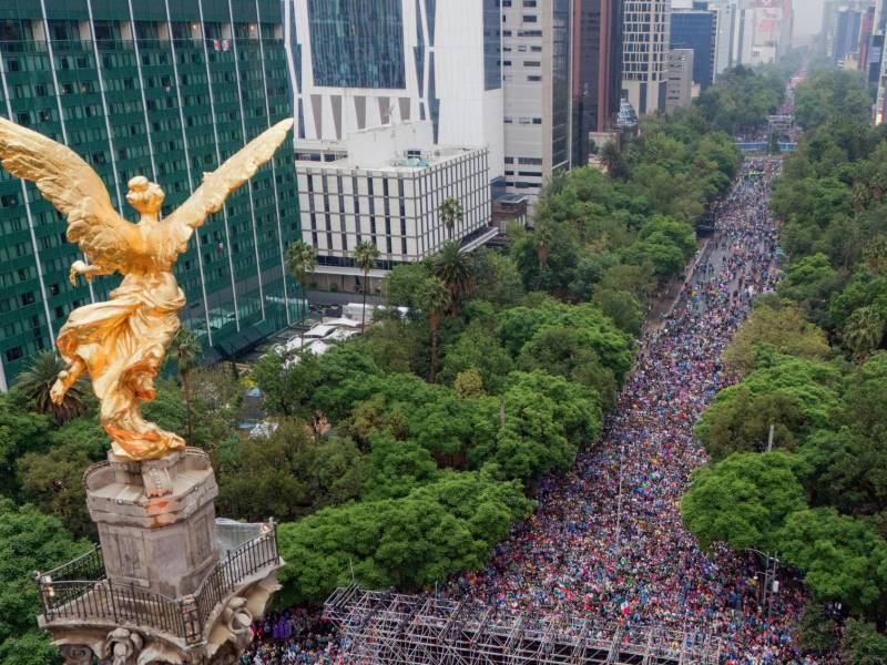 Fotografía aérea que muestra a aficionados de México previo a un partido por los octavos de final del Mundial de la FIFA 2026 entre México e Inglaterra, en el Angel de la Independencia en Ciudad de México (México). EFE/ Tomás Pérez