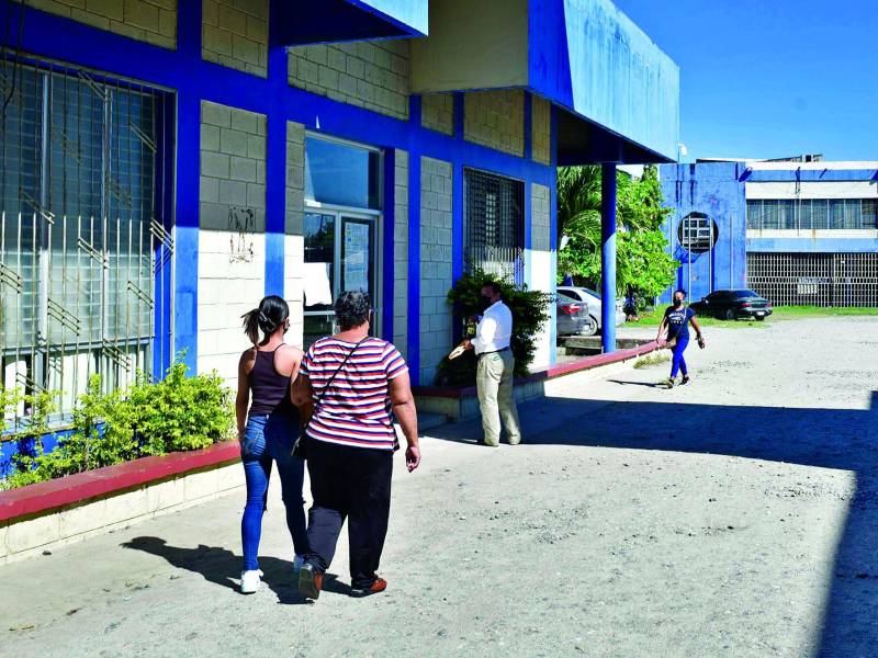 Padres e hijos acuden al Intae para solicitar la bolsa de matrícula. Foto: Héctor Edú.