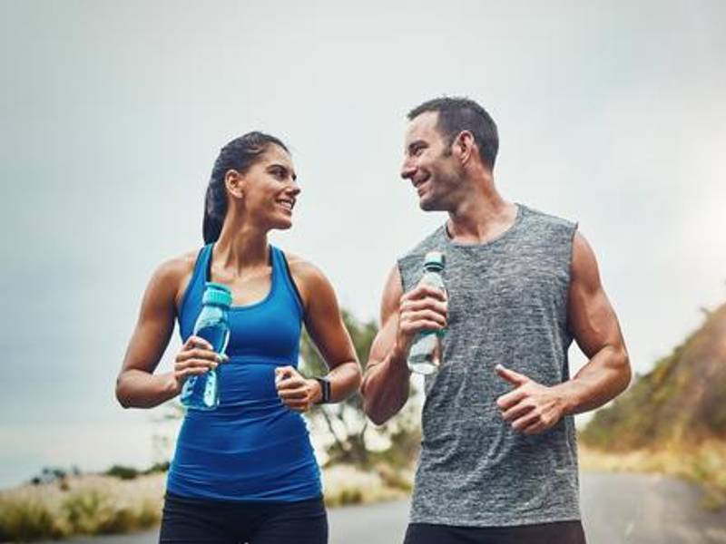 Lo ideal es consumir la cantidad de líquidos de acuerdo a la tasa de sudoración de cada persona.