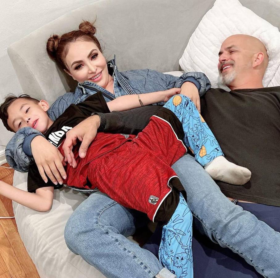 ”La Bronca” en una imagen junto a su hijo y esposo.