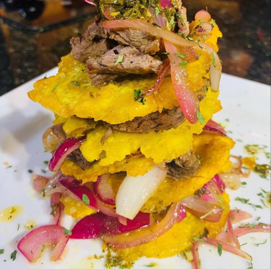 Esta deliciosa torre de tostones con cebolla avinagrada y lomito de res es otro de los platillos preferidos de Bendita Comida HN.