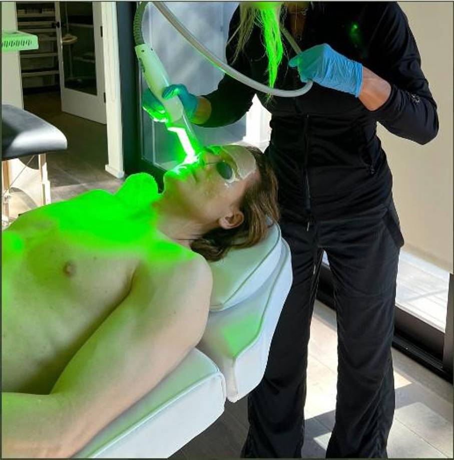 Johnson le dijo a Bloomberg News que tenía sobrepeso, estaba deprimido y casi suicida, como resultado de la acumulación de estrés y de trabajar muchas horas.