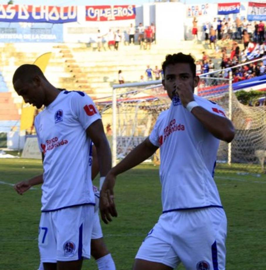 Alejandro Reyes le dio la victoria al Olimpia ante el Vida y besó el escudo de los merengues en su festejo.