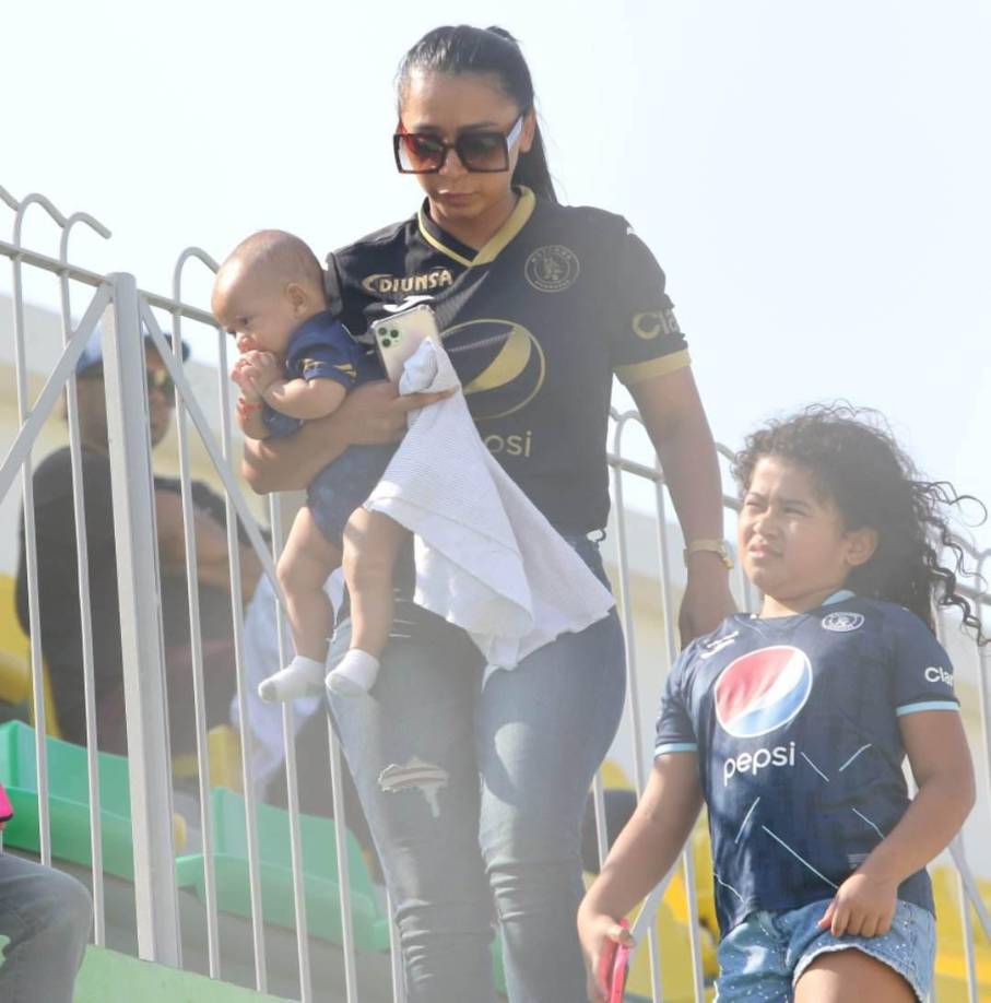 ¡Qué ternura! Los pequeños fanáticos también disfrutaron de la previa del partido.