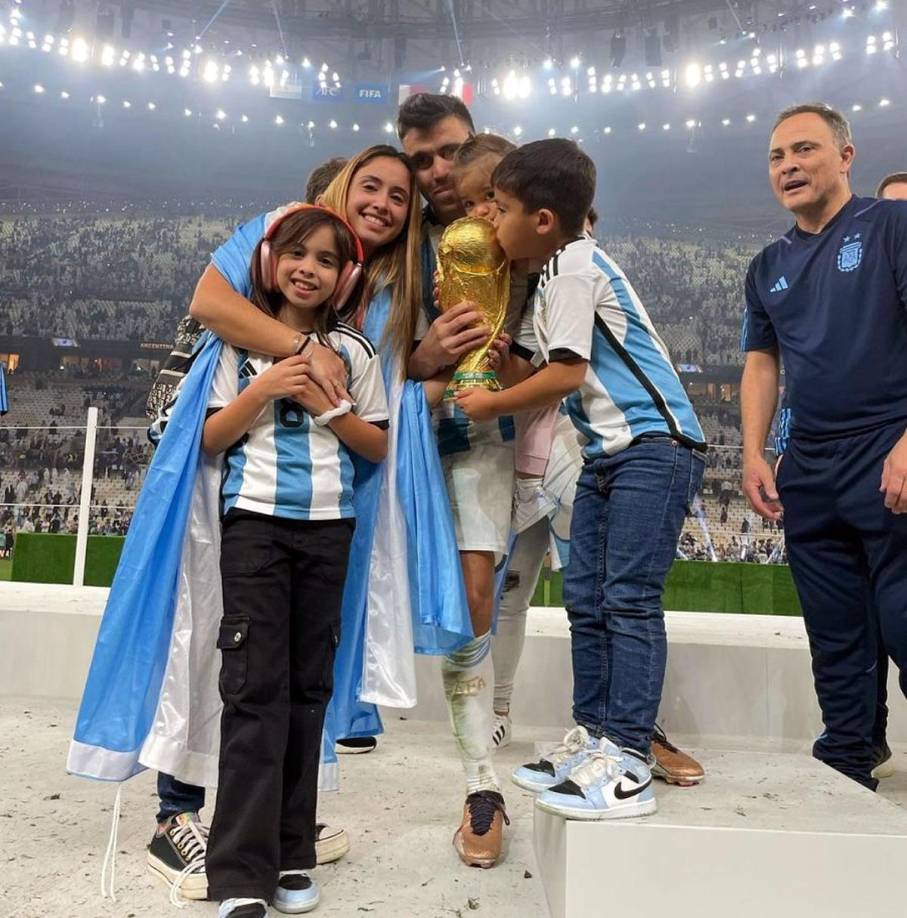 Marcos Acuña acompañado por su pareja Julia Silvia e hijos.