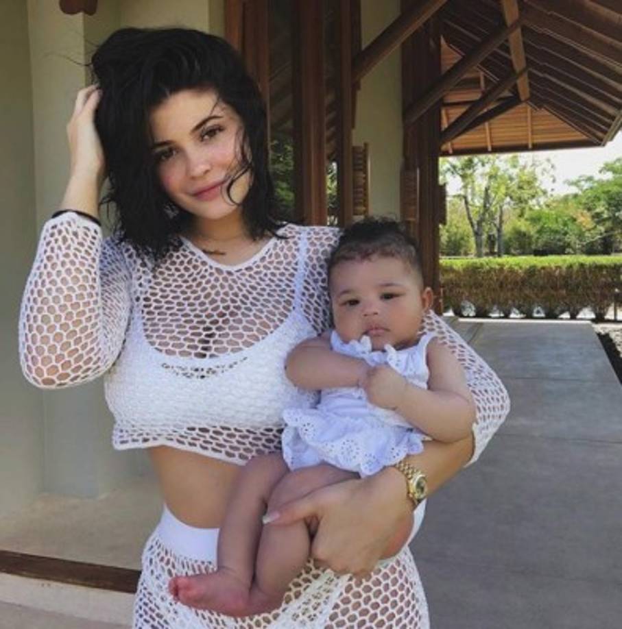 Stormi, fruto del noviazgo entre Kylie y el rapero Travis Scott, ya hizo su debut en redes sociales.<br/><br/>Jenner se convirtió en madre a los 20 años.