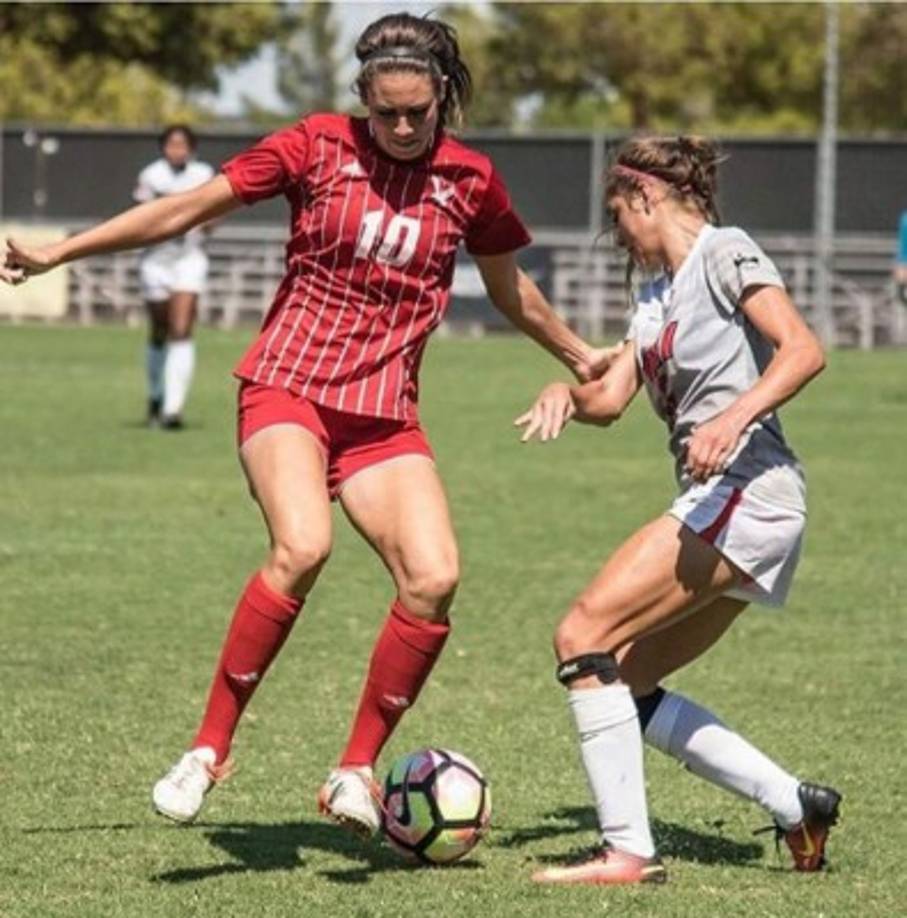 Paige (derecha) en un partido marcando a una delantera rival.