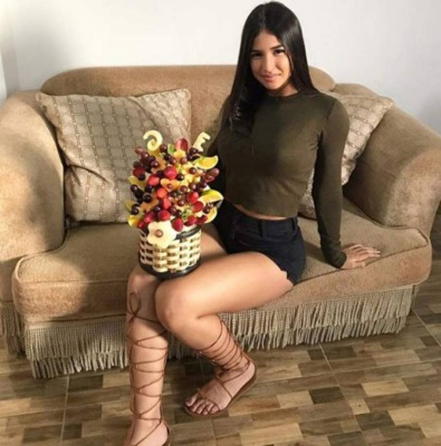 Gemeli ha trabajado con la marca de ropa playera 'Lora Bonita'.