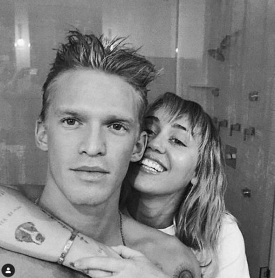 Milley Cyrus y Cody Simpson<br/><br/>Si alguien está acostumbrada a los escándalos es Miley y uno de los más fuertes de este año fue su divorcio del actor Liam Hemsworth. Pero a pocos meses de la separación, Cyrus dejó la soltería y volvió a acaparar los reflectores por su nuevo romance con el cantante Cody, ¿será él su media naranja?<br/>