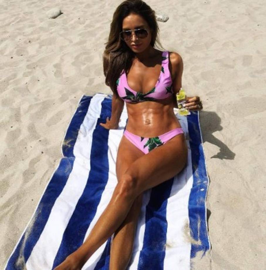 La modelo respondió a las críticas de sus seguidores afirmando que solo escucha los consejos de su doctor. 'Desde que anuncié mi segundo embarazo, han habido ciertos 'médicos expertos de Instagram' que me dicen qué debo o no debo hacer… y como encuentro comentarios muy graciosos, he elegido sólo escuchar a mi ginecólogo y claro, también escucho a MI cuerpo. Si algo se siente mal, ¡no lo hago! ¡Siempre hago lo que es mejor para mi bebé en crecimiento y lo pongo primero!', publicó en la red social.