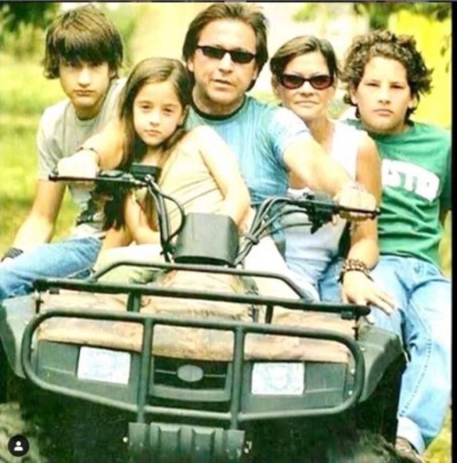 “Como era muy jovencita no sabía cómo lo iba a manejar. Y aunque no soy muy celosa tuve que acostumbrarme”, recordó la esposa del cantante.