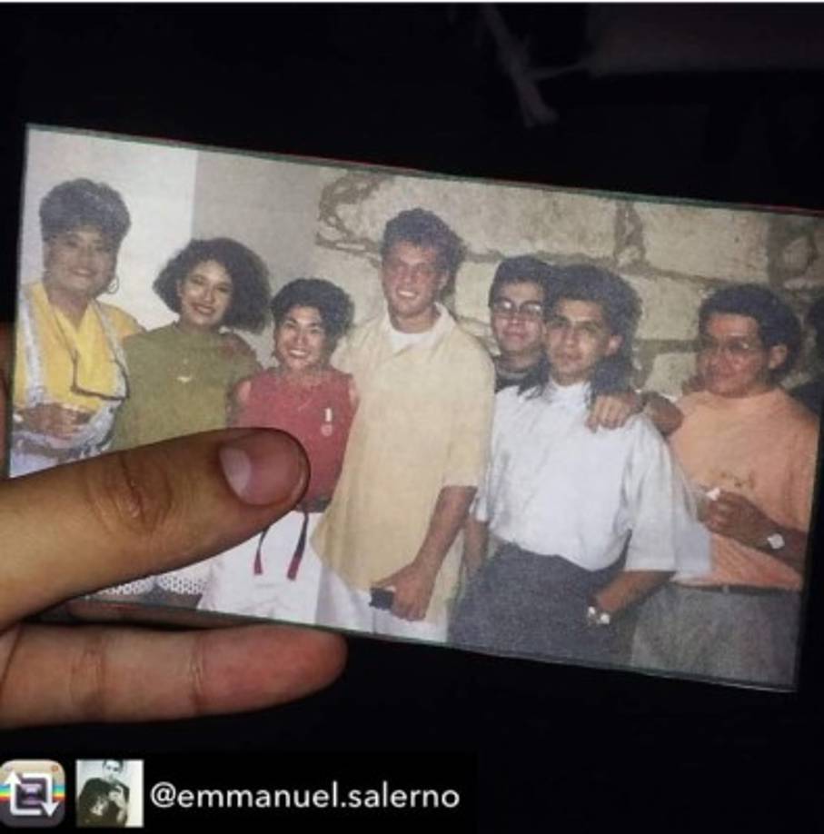 En otra imagen Luis Miguel también aparece con otros integrantes del grupo de Selena. Es esta instantánea aparecen en distintos lugares.