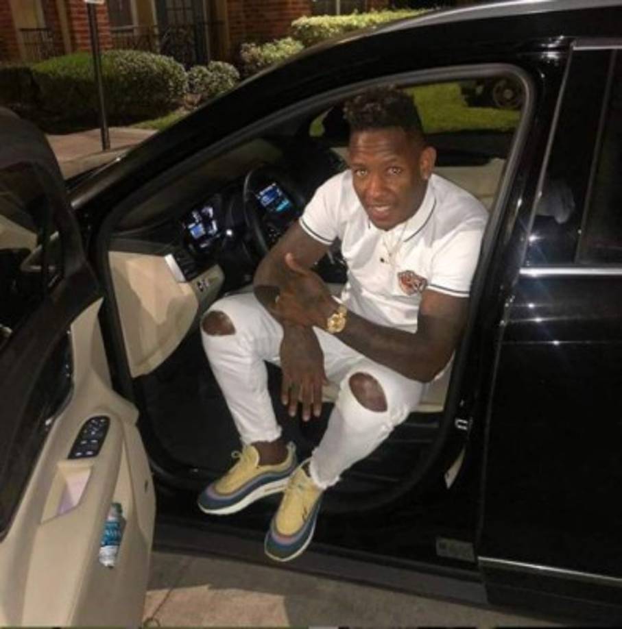 Además gusta de publicar fotos en su carro, algunos piensan que lo hace por presumir, pero nada de esto detiene al jugador.