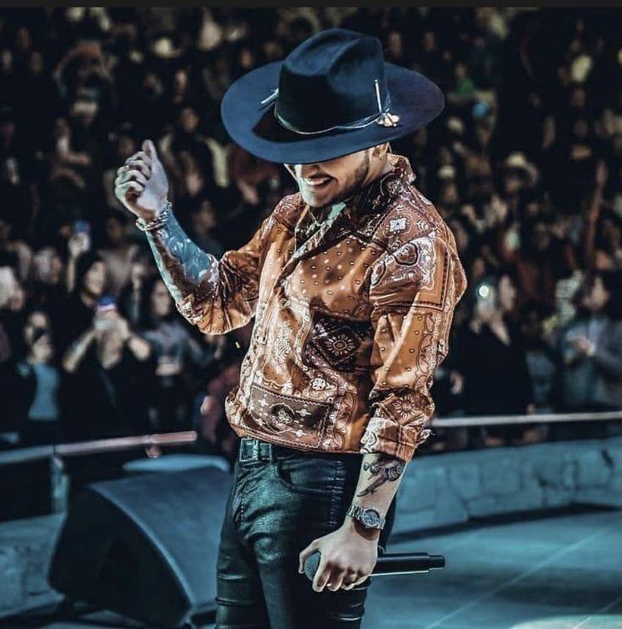 por otra parte Nodal se encuentra en Guadalajara, ya que esta semana se presentara en una gala, Encuentro del Mariachi y la Charrería y la Orquesta Filarmónica de Jalisco, en el Auditorio Telmex.