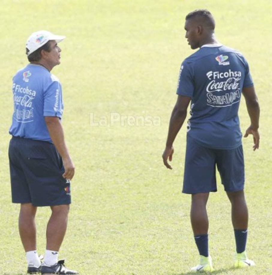 Pinto se tomó el tiempo para hablar en privado con Beckeles, el jugador regresa al 11 titular y va a reemplazar a Félix Crisanto. El hombre del Necaxa no jugó en Trinidad y Tobago por suspensión.