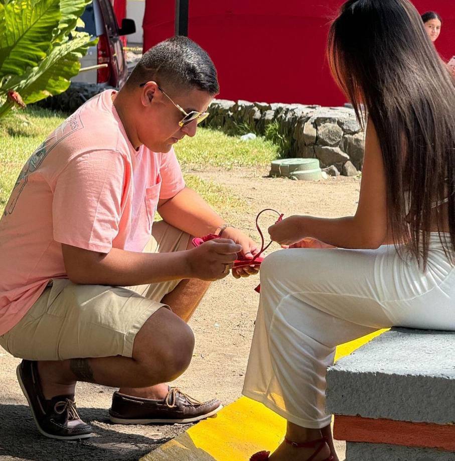 y es que Alejandra Rubio y su pareja Javian Thompson han sido duramente criticados en los últimos días por hacer lives juntos y hacer más pública su relación ante sus seguidores.