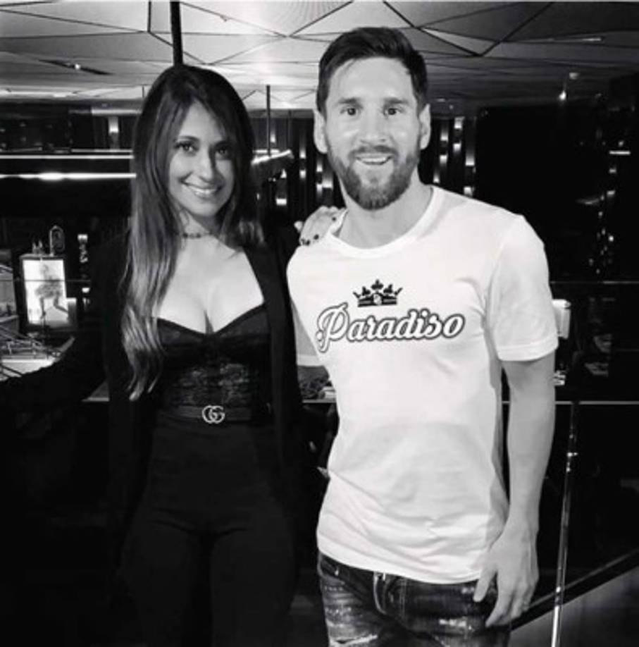 Antonella, muy hermosa posando con Messi en Dubai.
