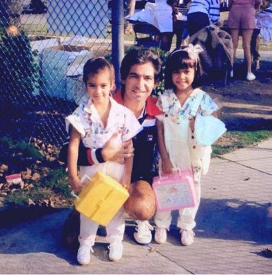 Kim Kardashian se puso nostálgica al compartir la tierna foto con el siguiente texto: Siempre recordaré mi primer día de escuela. ¡El Rodeo! Acabo de encontrar esta foto y quería publicarla ya que el día siguiente era el cumpleaños de mi padre!